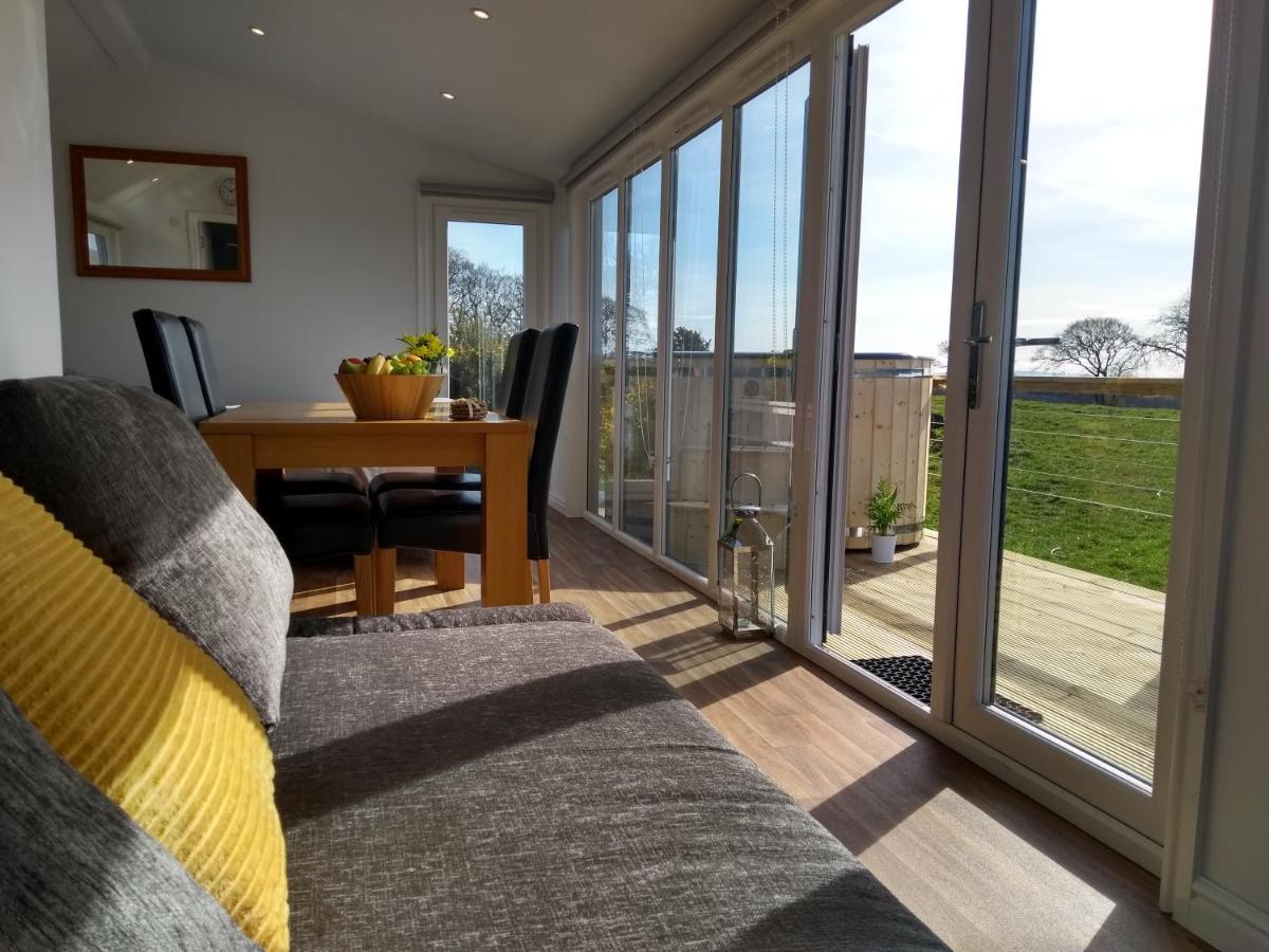 Cleeves Cabins Ailsa Luxury Lodge With Hot Tub Dalry  Eksteriør billede