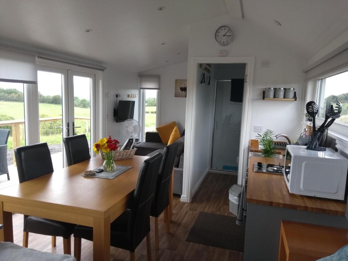 Cleeves Cabins Ailsa Luxury Lodge With Hot Tub Dalry  Eksteriør billede