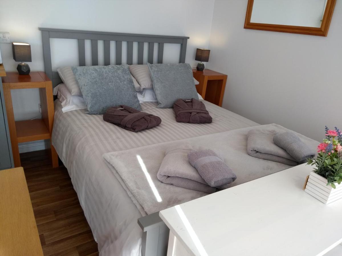 Cleeves Cabins Ailsa Luxury Lodge With Hot Tub Dalry  Eksteriør billede